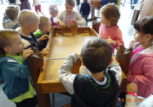 Dzieci podczas gry w Centrum L. DaVinci.